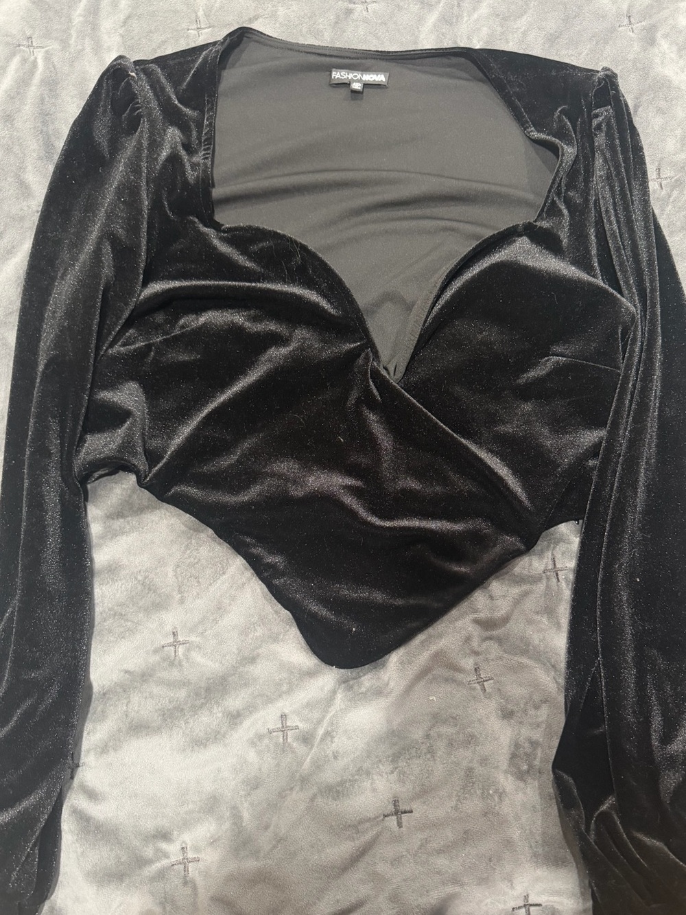 Fashion Nova Black Velvet Heartline Cropped Long Sleeve Top